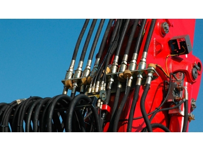 工業(yè)橡膠軟管在工程車(chē)行業(yè)的應(yīng)用